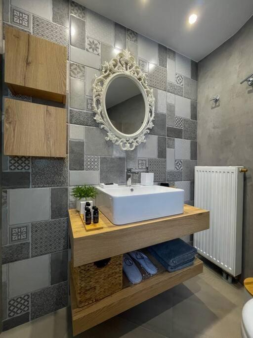 Just Live Apartment Triovasalos Bagian luar foto