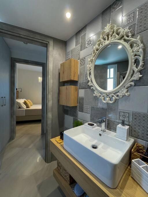 Just Live Apartment Triovasalos Bagian luar foto